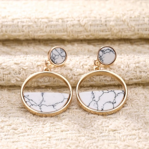 LaBailsBoutique Jewelry - Dainty Marble & Gold Toned Earrings